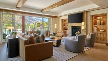 Televisión de pantalla plana y consola de videojuegos