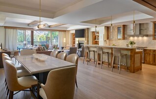 Televisión de pantalla plana, consola de videojuegos, reproductor de DVD