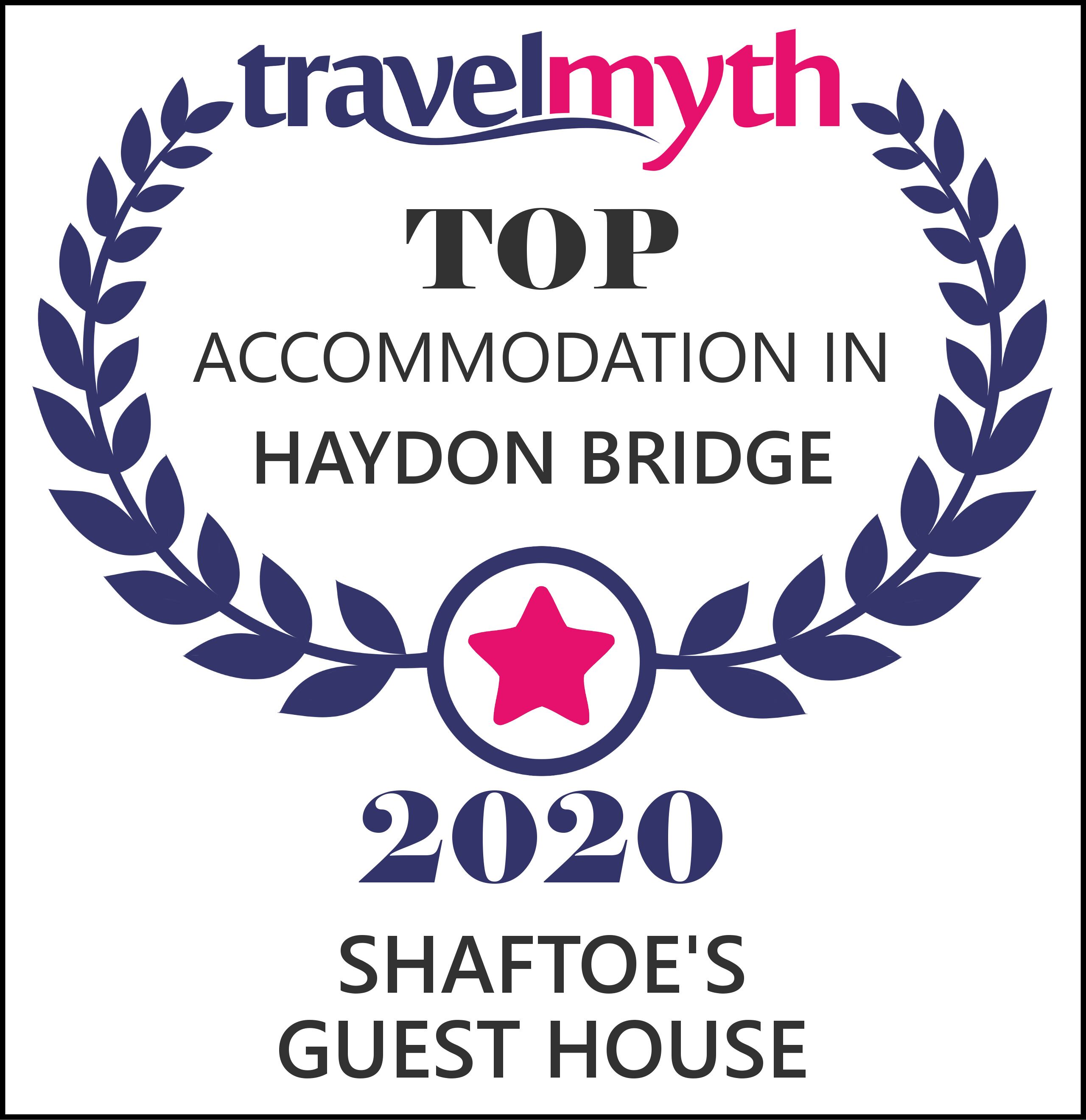 Un logotipo con el texto 'travelmyth MEJORES ALOJAMIENTOS EN HAYDON BRIDGE 2020 SHAFTOE'S GUEST HOUSE'.