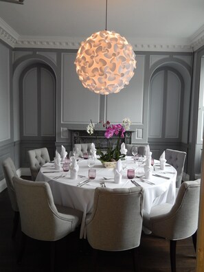 Breakfast, lunch, dinner served; British cuisine  - The Highworth Hotel (Swindon)