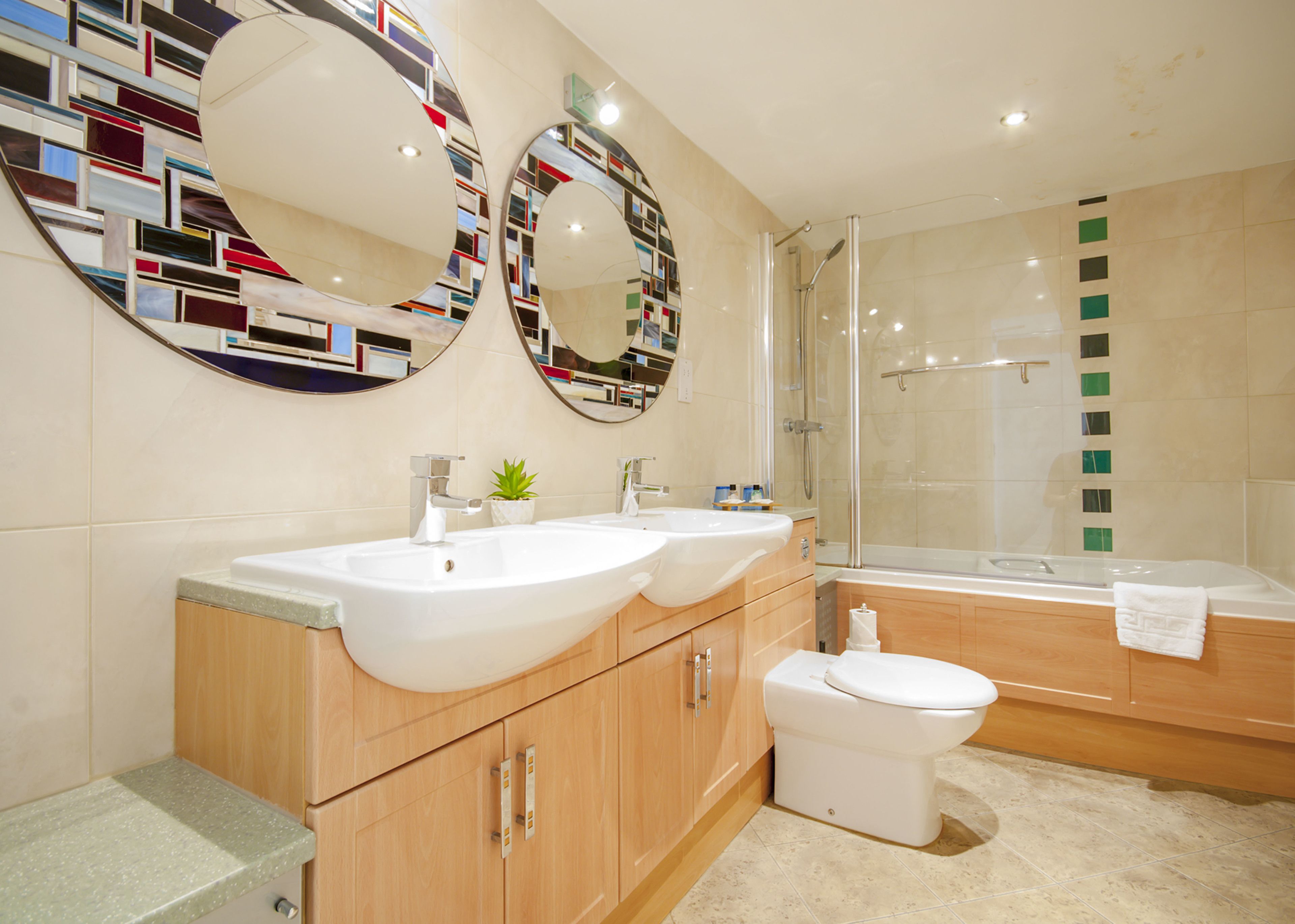 suite/family room | bathroom | combined shower/bathtub, free toiletries, hair dryer, towels