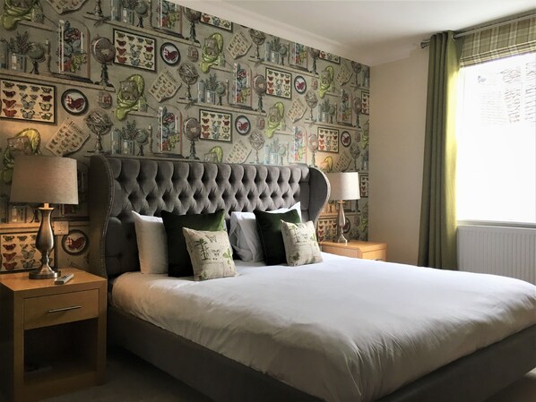 Classic Twin Room | Individually decorated, individually furnished, desk, laptop workspace - The Highworth Hotel (Swindon)