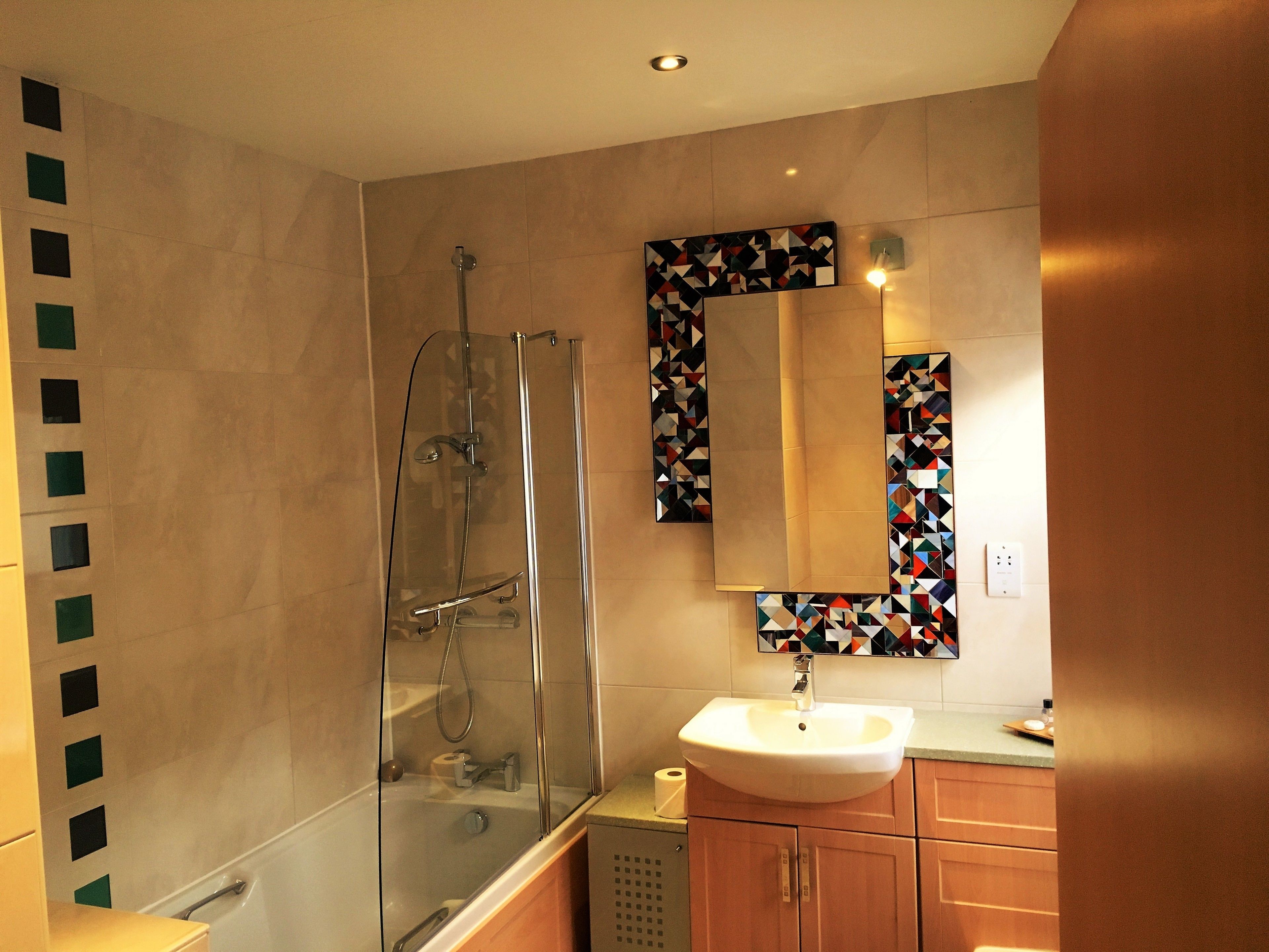 combined shower/bathtub, free toiletries, hair dryer, towels