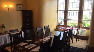 Desayuno completo gratuito y diario