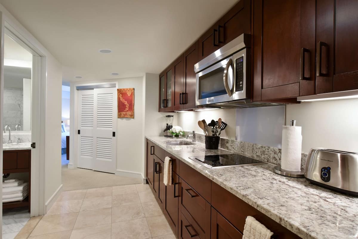 fridge, microwave, stovetop, coffee/tea maker