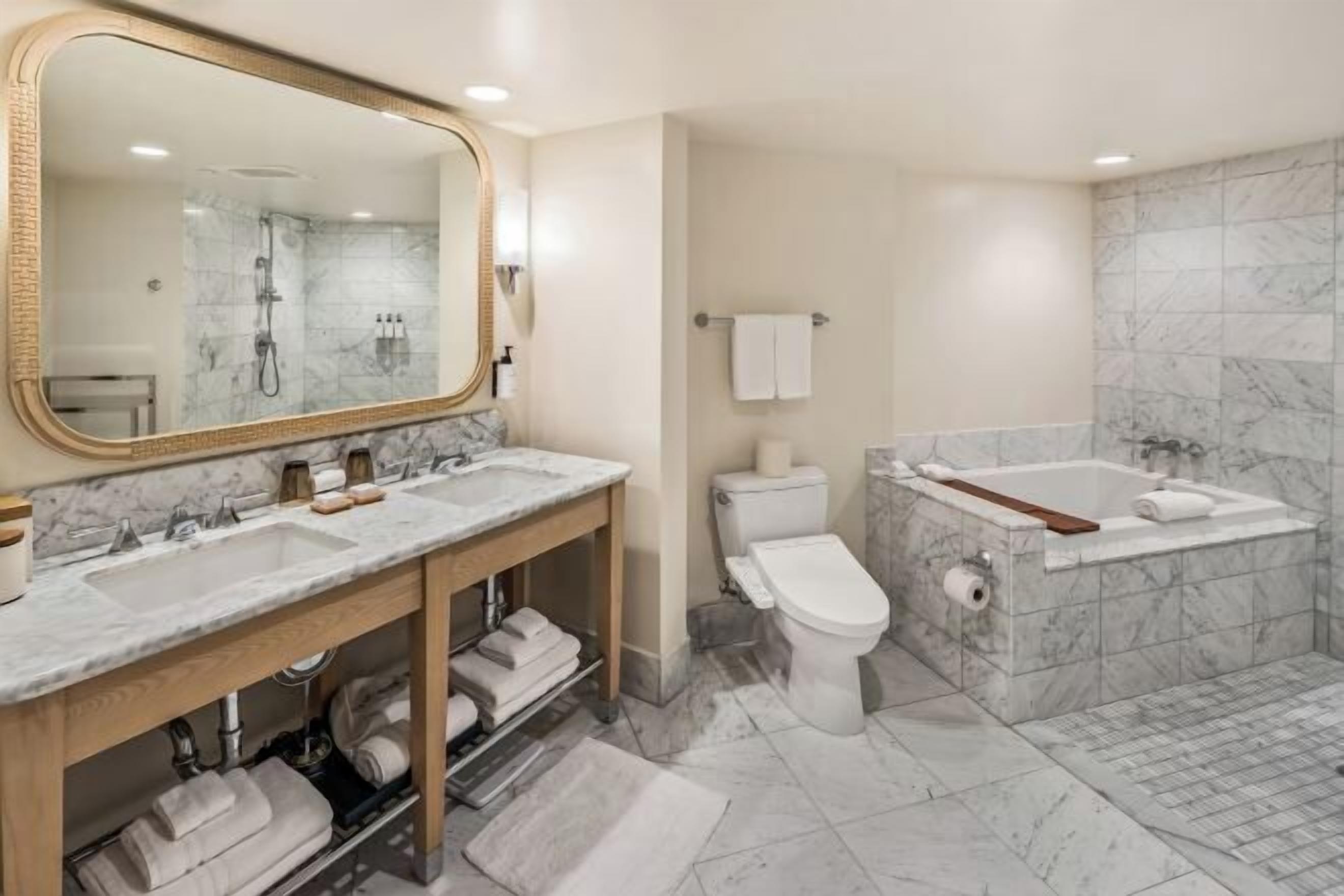 Djupt badkar, regndusch, lyxtoalettartiklar och hårtork