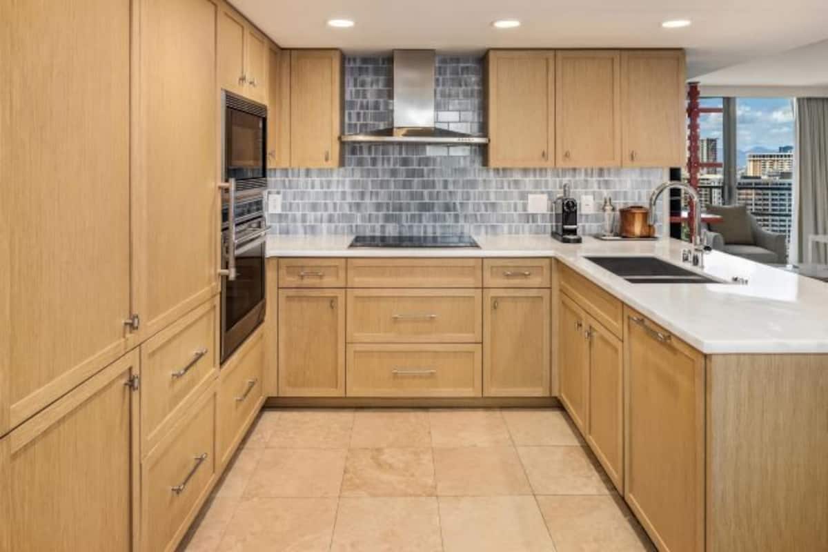 Kylskåp, mikrovågsugn, spishäll och kaffe- och tebryggare