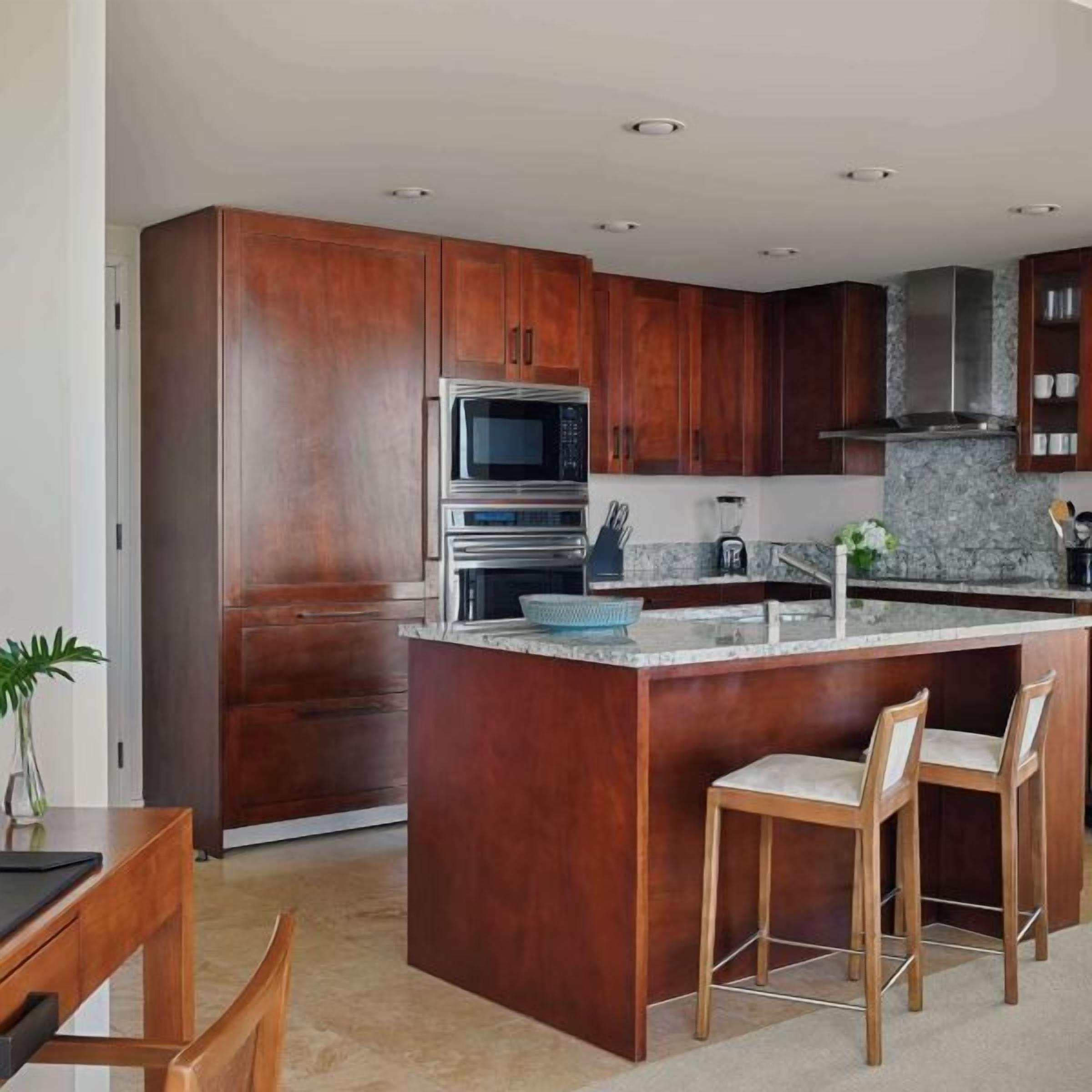 Kylskåp, mikrovågsugn, spishäll och kaffe- och tebryggare