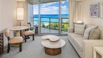 Habitación Deluxe | Área de sala de estar | Televisión LED de 55 pulgadas con canales por cable y televisión