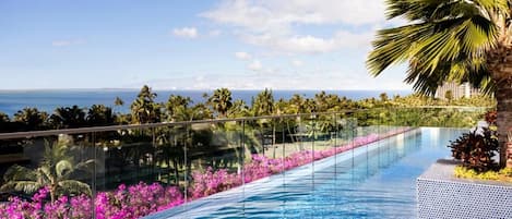 Een buitenzwembad, open van 06.00 uur tot 22.00 uur, en ligstoelen