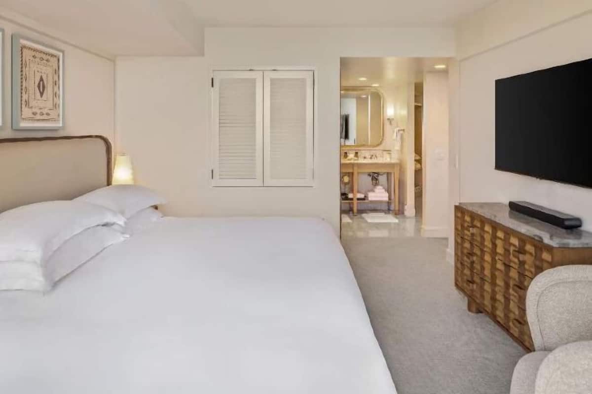 Egyptian cotton sheets, premium bedding, down duvets, pillow-top beds