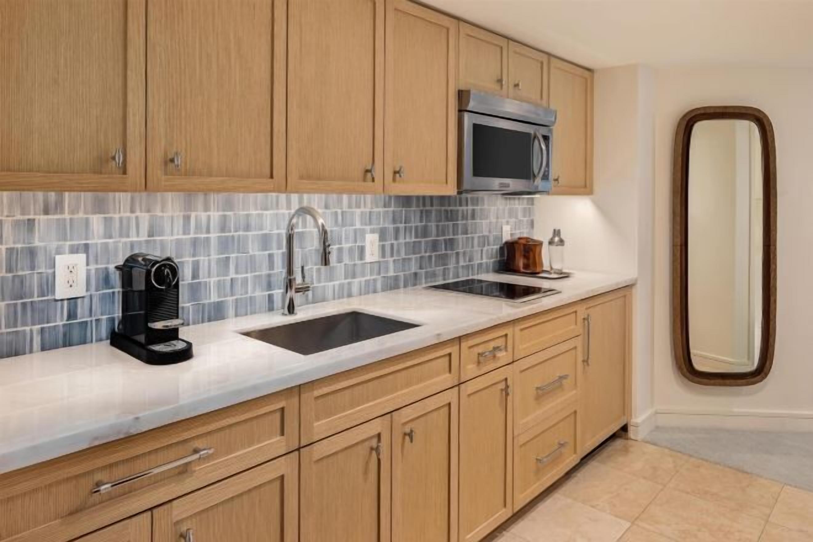 Kylskåp, mikrovågsugn, spishäll och kaffe- och tebryggare