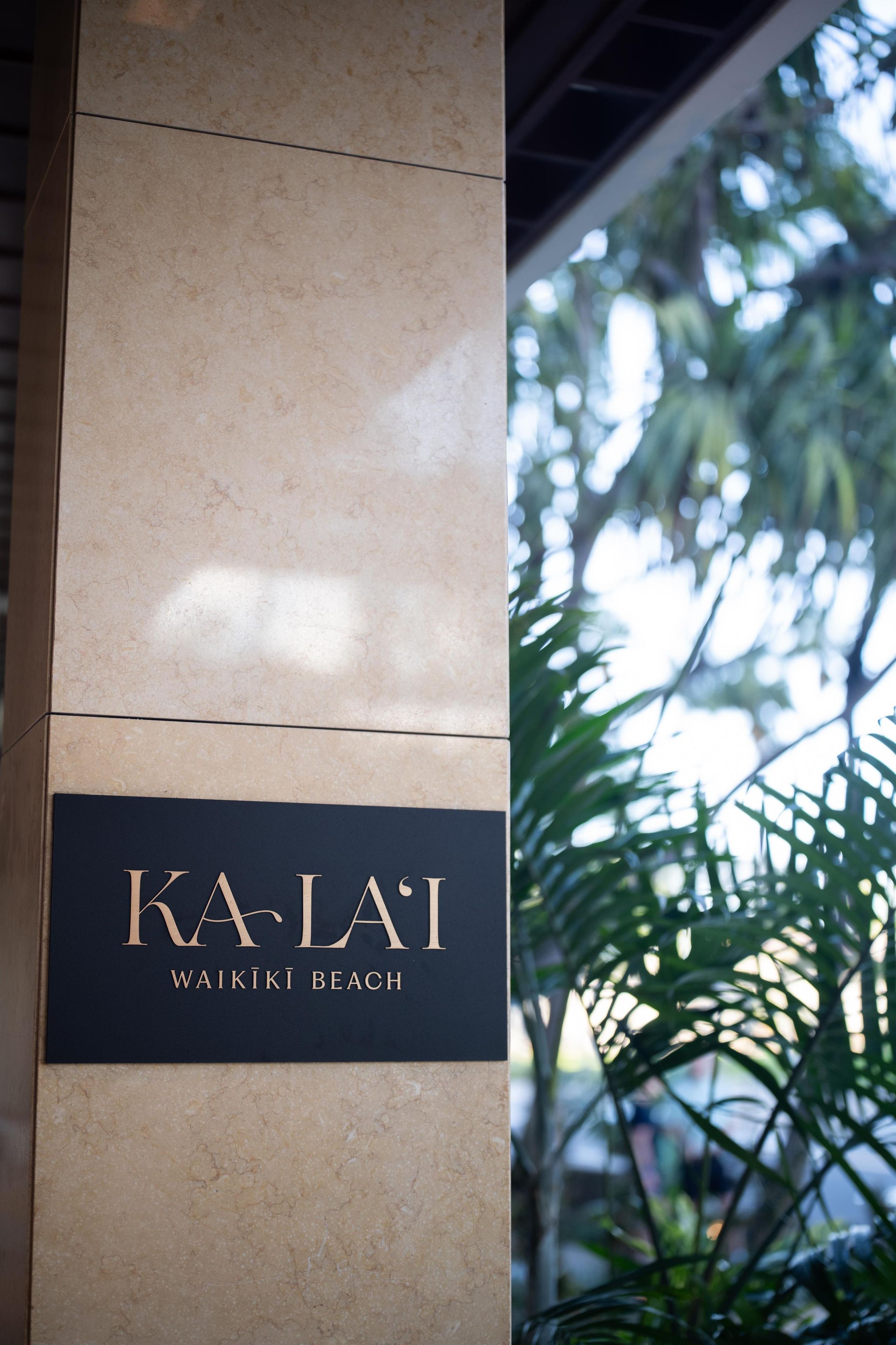 Une enseigne indiquant le nom de l’hôtel : « KA-LAI WAIKI BEACH ».
