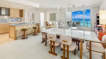 En 55-tommers LED-TV med kabel-kanaler samt TV og filmkjøp