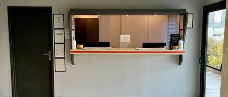 Ein Empfangsschalter mit Theke, Tür und Fenster.