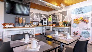 Een modern café met een flatscreen televisie, buffetplaatsen en een menukaart.