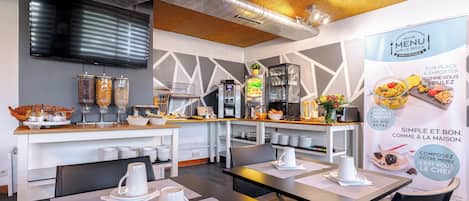 Petit déjeuner buffet (12.90 EUR par personne)