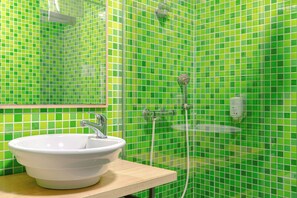 Estudio | Baño | Regadera, amenidades de baño ecológicas, toallas 