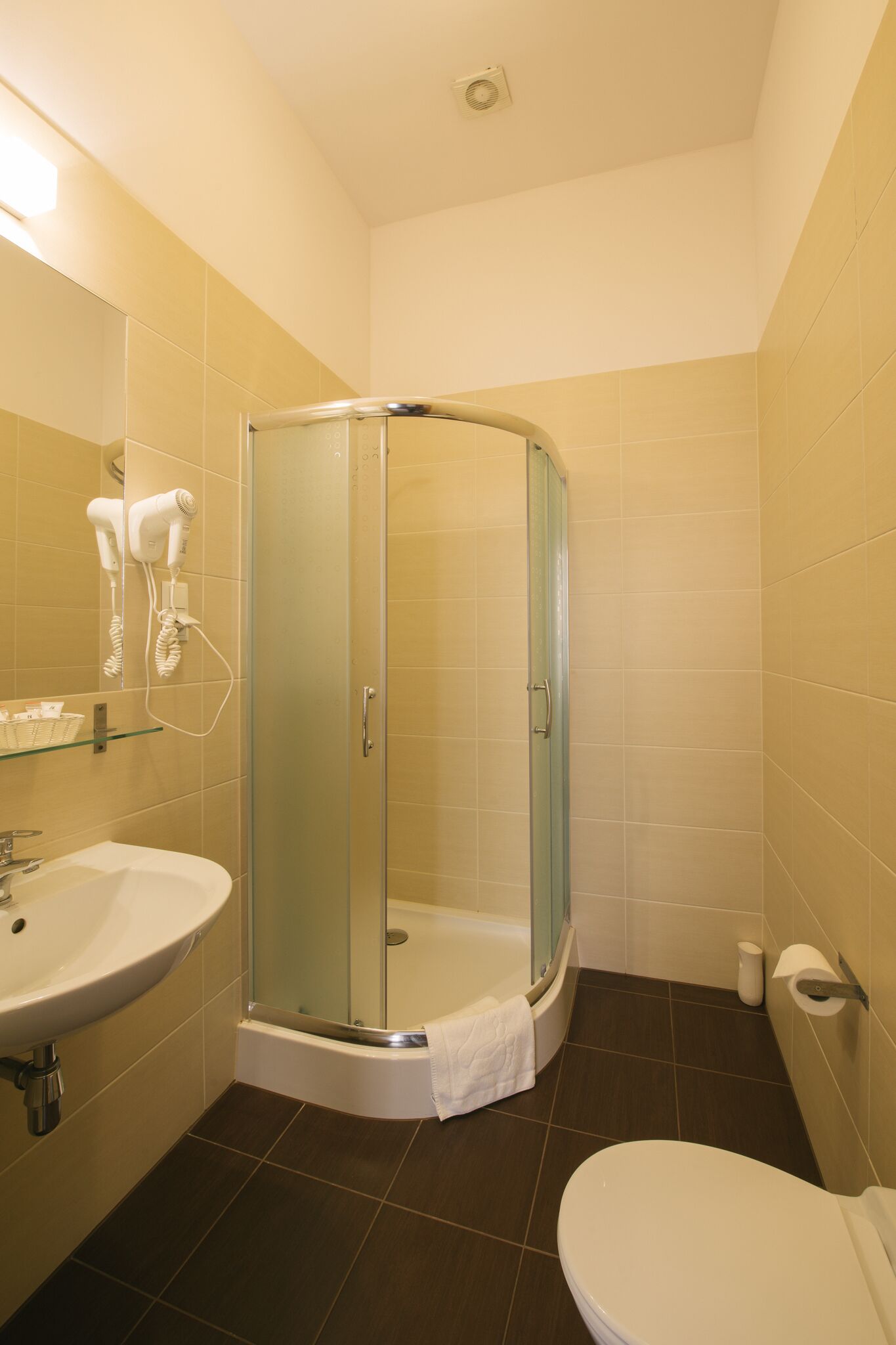 classic double or twin room | bathroom | shower, free toiletries, hair dryer, towels