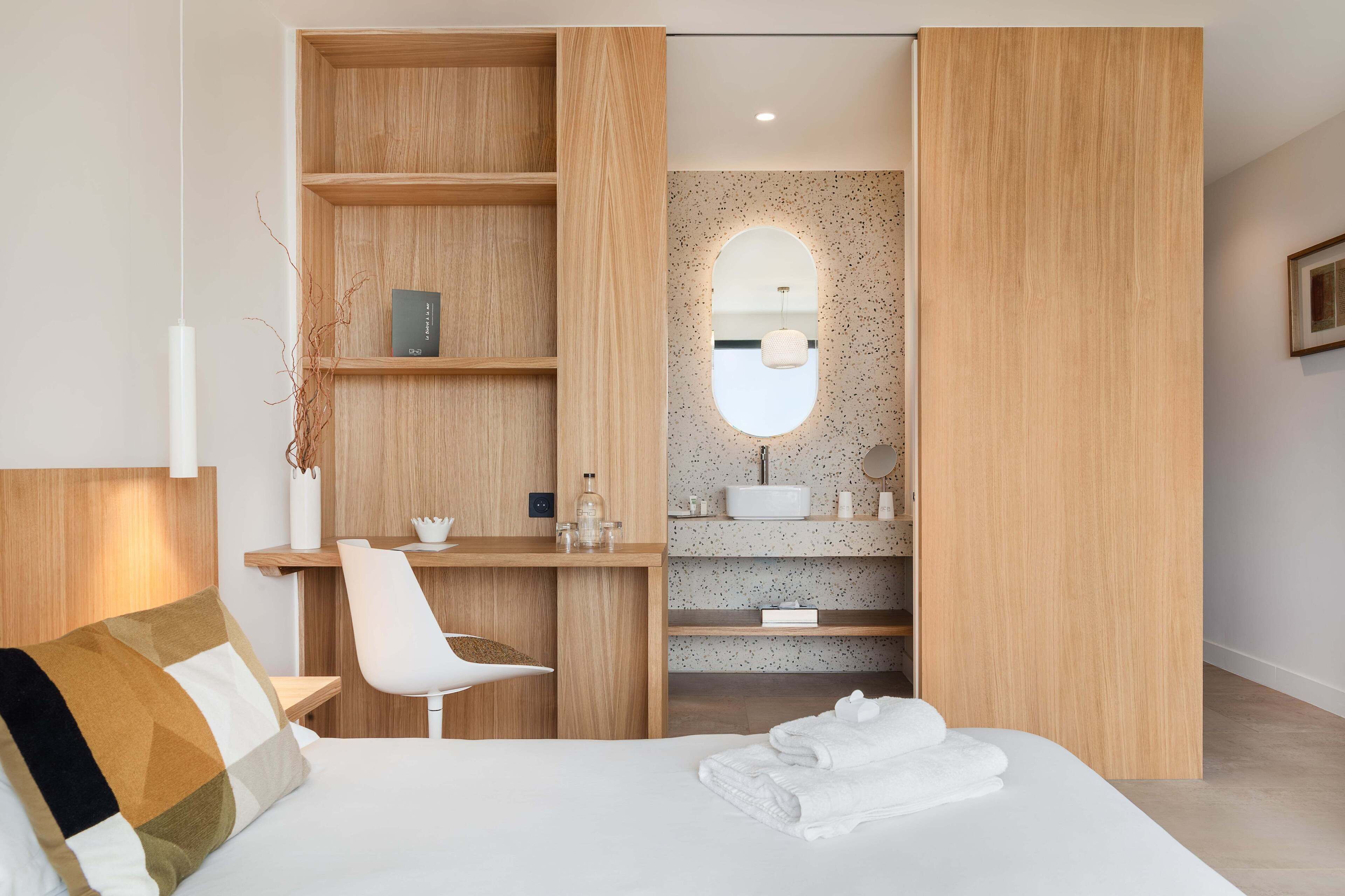 Habitación superior, balcón, vistas al mar | Baño | Artículos de higiene personal gratuitos, secador de pelo y toallas
