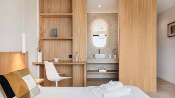Habitación superior, balcón, vistas al mar | Baño | Artículos de higiene personal gratuitos, secador de pelo y toallas