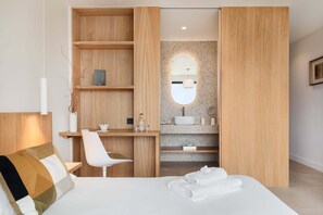 Superior Room, Balcony, Sea View | Bathroom | Free toiletries, hair dryer, towels, soap - Grand Hotel du Golfe (Argelès-sur-Mer)