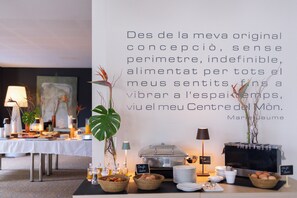 Petit déjeuner buffet (19 EUR par personne)