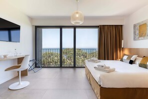 Prestige room with sea side | Premium bedding, minibar, in-room safe, desk