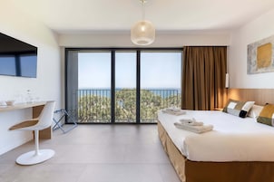 Habitación Premium, vistas al mar (Prestige) | Ropa de cama de alta calidad, minibar, caja fuerte y escritorio