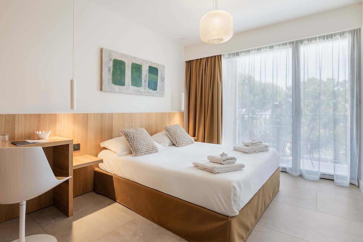 Kamer, balkon, uitzicht op park | 1 slaapkamer, luxe beddengoed, een minibar, een kluis op de kamer