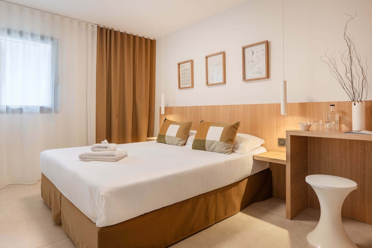 Economy kamer, op benedenverdieping | 1 slaapkamer, luxe beddengoed, een minibar, een kluis op de kamer