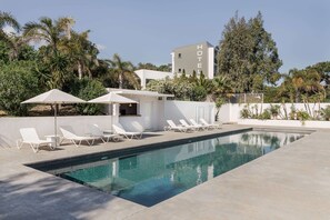 Piscine extérieure, parasols de plage, chaises longues