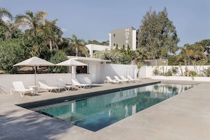 Una piscina al aire libre (de 08:00 a 23:00), sombrillas, tumbonas