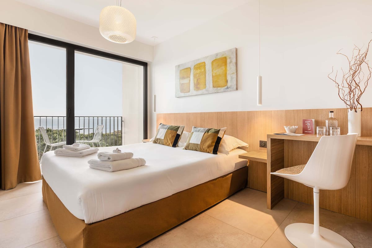 Kamer, balkon, uitzicht op zee | 1 slaapkamer, luxe beddengoed, een minibar, een kluis op de kamer