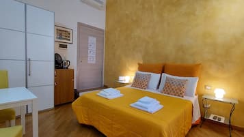 Quarto casal ou duplo standard, para não fumantes, banheiro privativo | Edredons de pluma, frigobar, cofres nos quartos