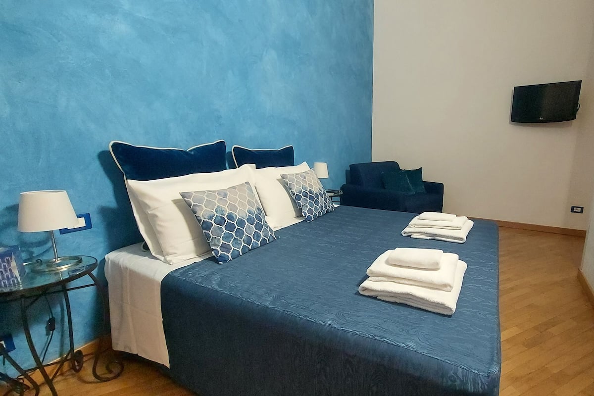 Deluxe kamer, 1 tweepersoonsbed met slaapbank, niet-roken, privébadkamer | Donzen dekbedden, een minibar, een kluis op de kamer