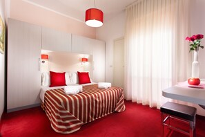 Habitación doble | Caja fuerte, mobiliario individual, escritorio y wifi gratis