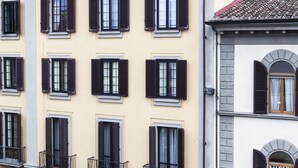 A hotel with multiple floors, balconies, and a sign indicating it is a hotel. - Hotel Ester (Florence)