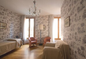 شقة عادية - غرفة نوم واحدة | غرفة المعيشة | تلفزيون