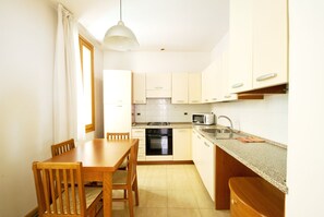 شقة عادية - غرفة نوم واحدة | مطبخ صغير خاص | ثلاجة، موقد طهي مسطح، مستلزمات طهي/أطباق/أوعية