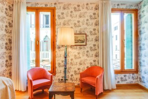 شقة عادية - غرفة نوم واحدة | منطقة المعيشة | تلفزيون