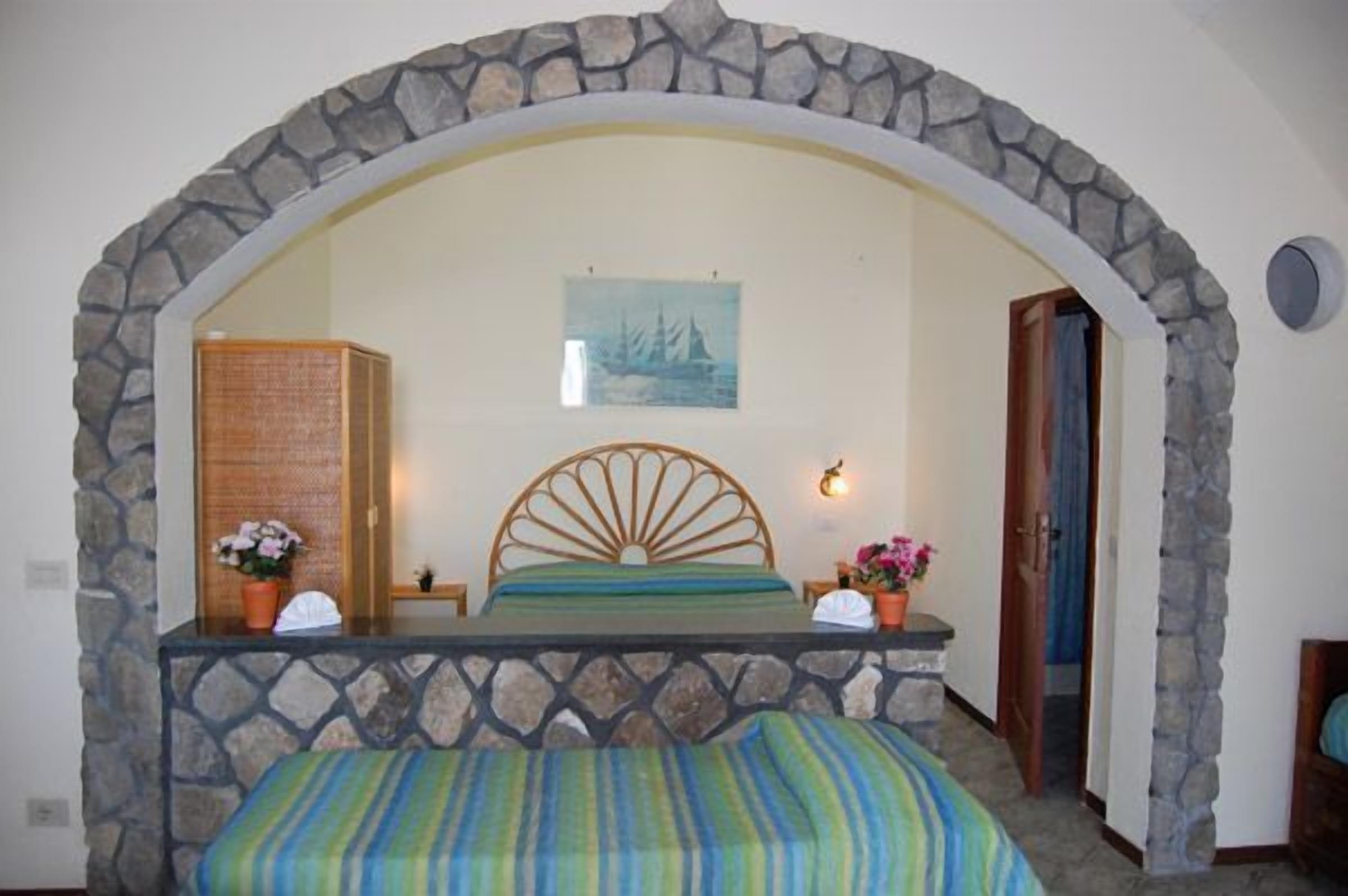 Hochwertige Bettwaren, Zimmersafe, Schreibtisch, schallisolierte Zimmer