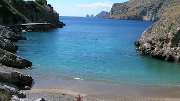 Una spiaggia nelle vicinanze, cabine (a pagamento), immersioni subacquee