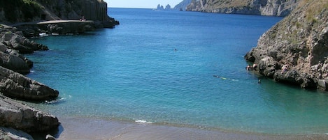 Plage à proximité, cabines (en supplément), plongée sous-marine