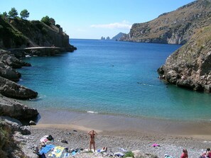 Camas de playa (con cargo), buceo, snorkel y windsurf 