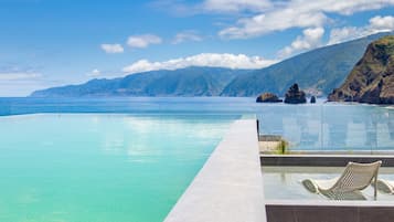 Piscine couverte, piscine extérieure, parasols de plage, chaises longues