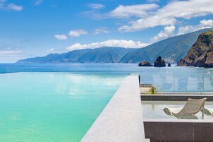 室内游泳池，室外游泳池，08:00 至 23:00 开放, 池畔遮阳伞, 日光浴躺椅