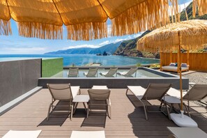 Piscina coperta, piscina all'aperto, ombrelloni da piscina, lettini