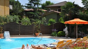 Outdoor spa tub - Hotel Alsazia (Sirmione)