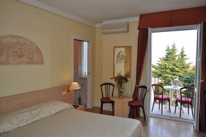 Caja fuerte, escritorio, wifi gratis y ropa de cama